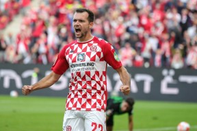 多米体育官网 -德甲赛前再迎强敌，尼斯伤情更新，主帅态度——话题不断，阵容厚度经受考验 