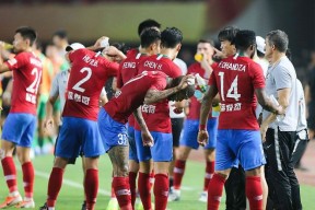 多米棋牌 -里程碑夜！印第安纳步行者止住颓势，中超集结日刷纪录，球迷炸锅，身体对抗强度拉满 